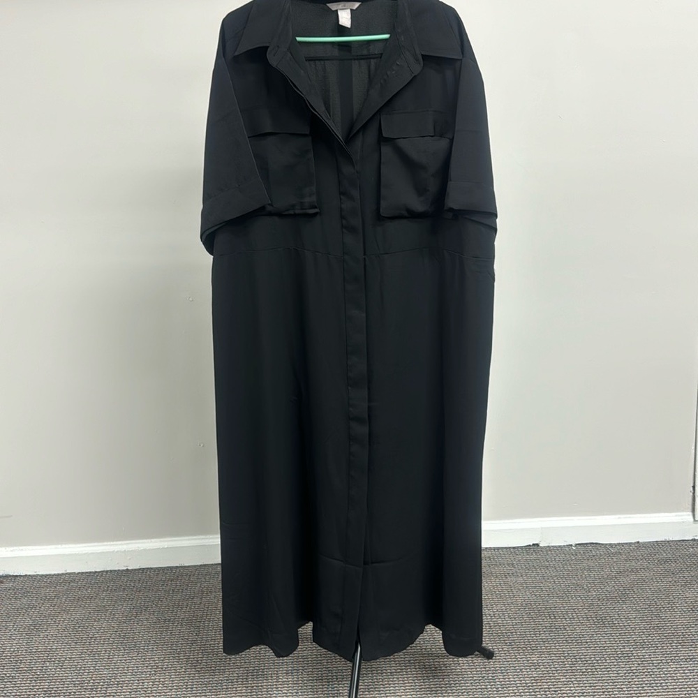 H&M dress size XX L black color with a bag on each side on the top.
